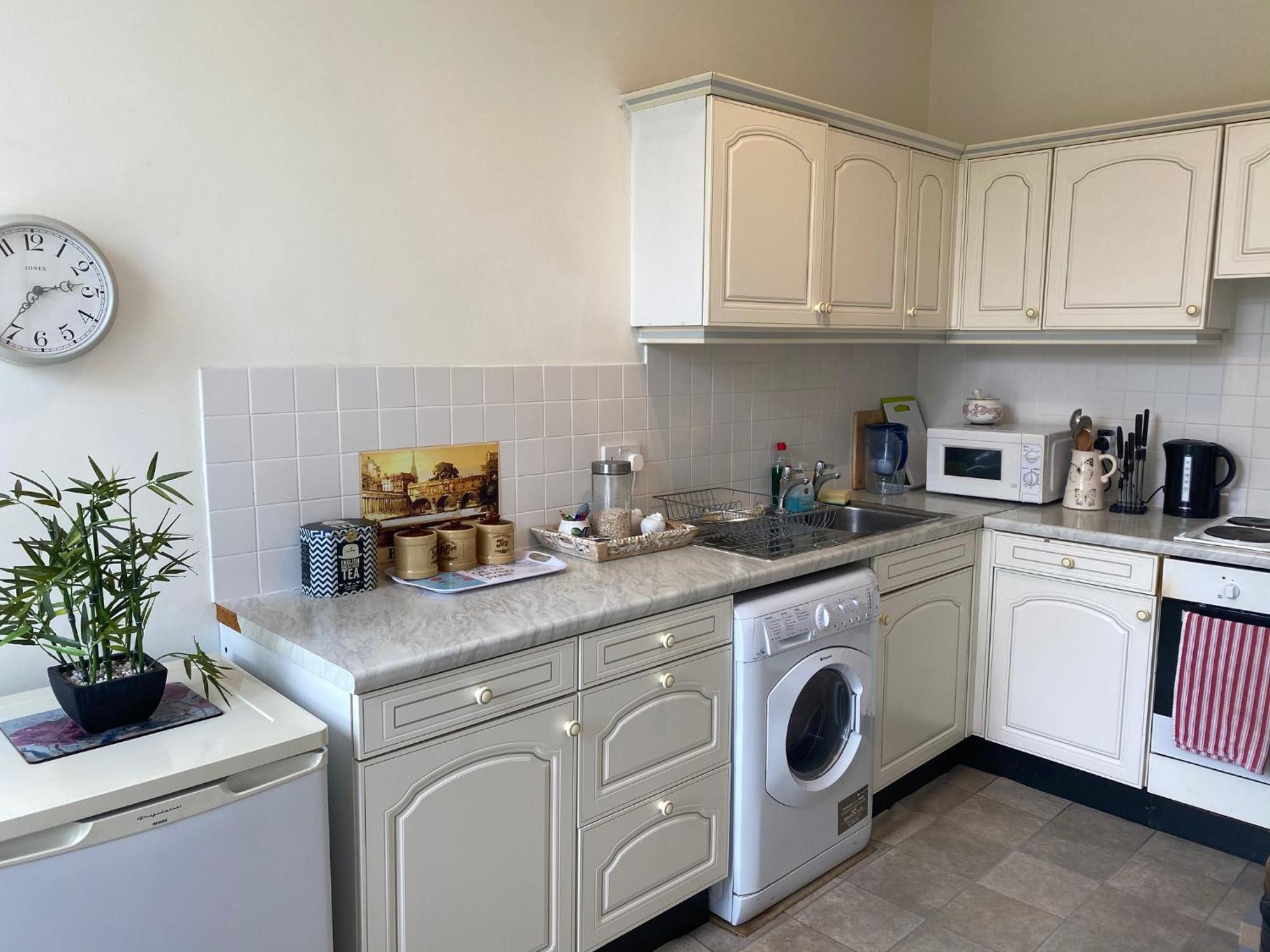 Grosvenor Apartments In Bath - Great For Families, Groups, Couples, 80 Sq M, Parking ภายนอก รูปภาพ